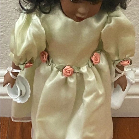 Black porcelain doll on stand - Picture 10 of 16